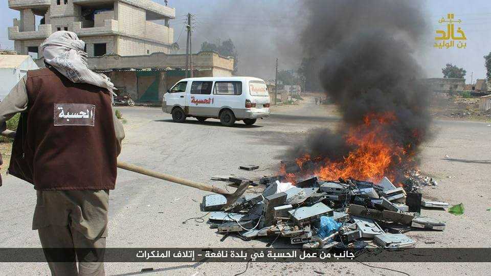 أحد عناصر الحسبة في "جيش خالد ابن الوليد" يحرق أجهزة إلكترونية بمدينة نوى لاعتبارها من "المنكرات"