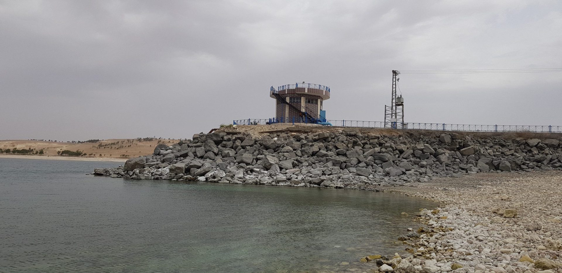 As the level of the Euphrates River drops, Syrian civilians on its banks pay the price - Syria Direct