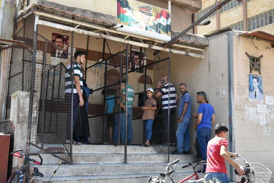 مواطنون يصطفون أمام أحد مخابز العاصمة دمشق للحصول على الخبز، 30/ 6/ 2021 (وزارة التجارة الداخلية وحماية المستهلك)