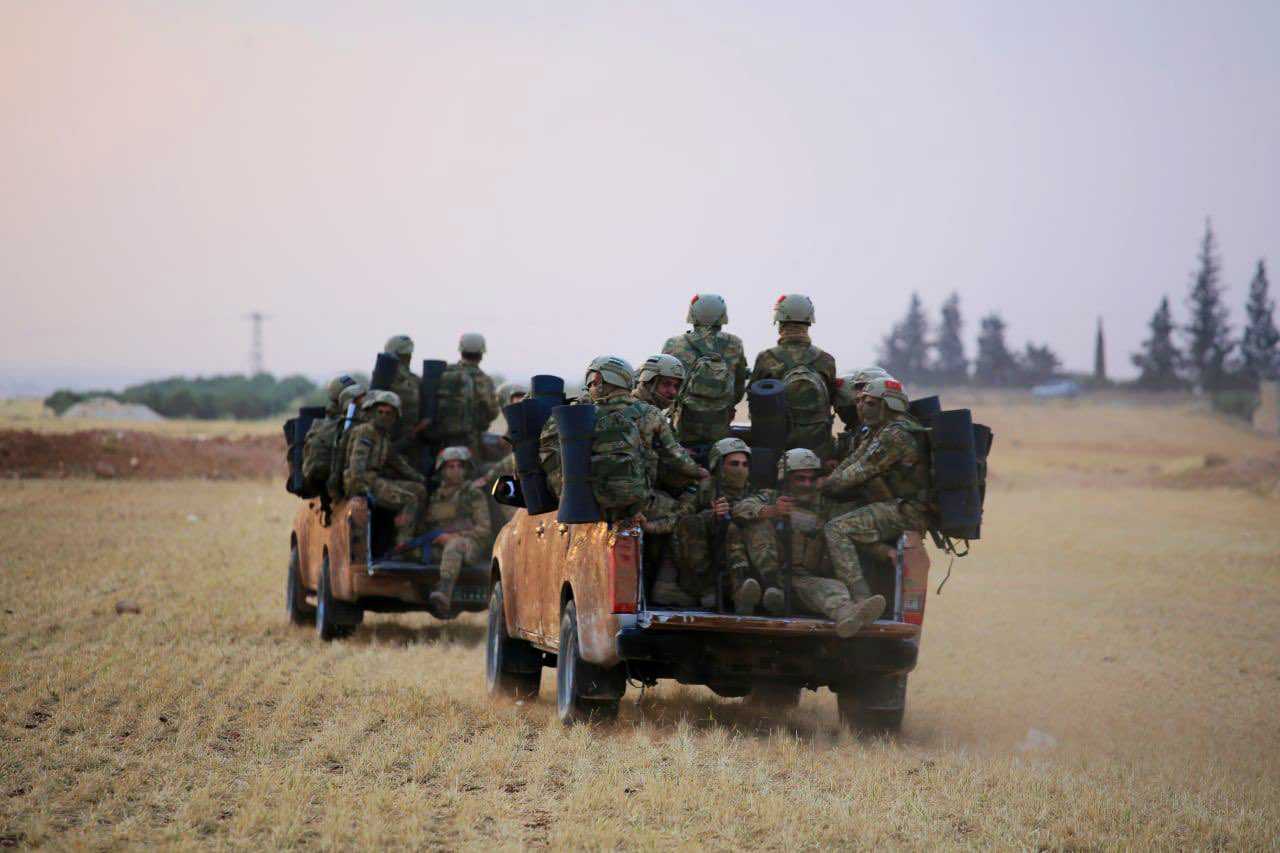 مقاتلون من هيئة ثائرون للتحرير في الجيش الوطني السوري أثناء مناورات عسكرية في شمال حلب، 2/ 6/ 20022 (سيف أبو بكر)