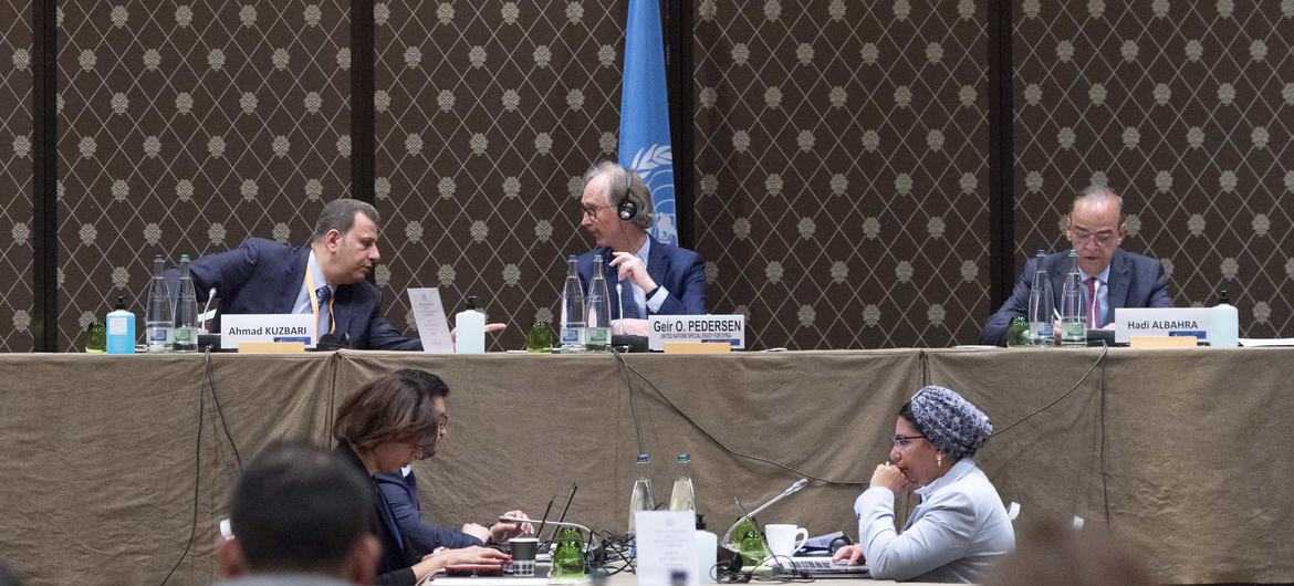 غير بيدرسون، المبعوث الخاص للأمم المتحدة إلى سوريا، يتوسط الرئيسين المشتركين للجنة الدستورية، هادي البحرة، وأحمد كزبري، خلال الجولة الثامنة المنعقدة في جنيف، 31/ 5/ 2022، (الأمم المتحدة)