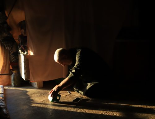 بين “العتمة” والحرمان: غياب الكهرباء يزيد معاناة سكان المخيمات العشوائية في إدلب
