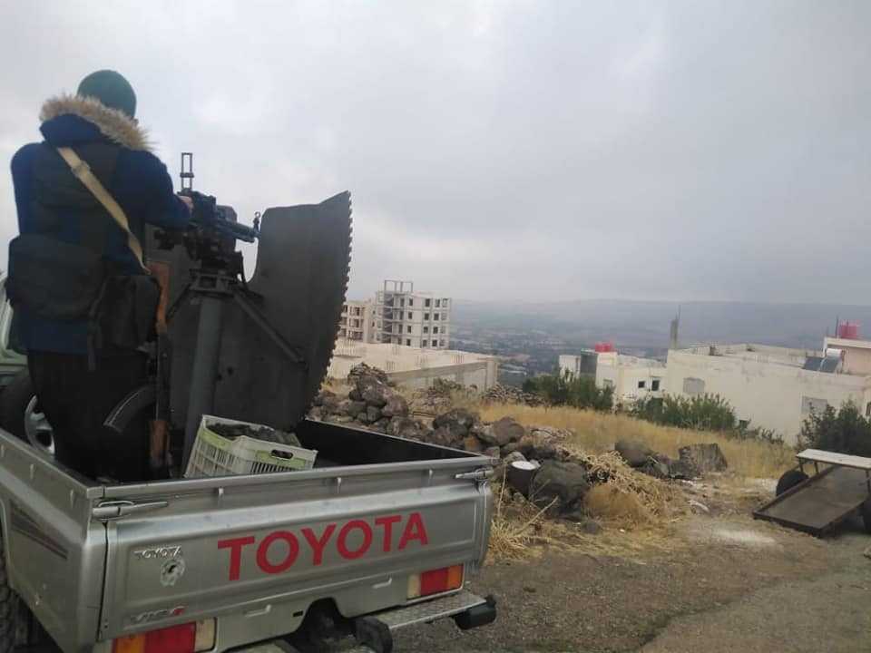 A member of the Men of Dignity faction in Suwayda province stands behind a car-mounted machine gun in the town of Qanawat, 11/8/2022 (Men of Dignity)