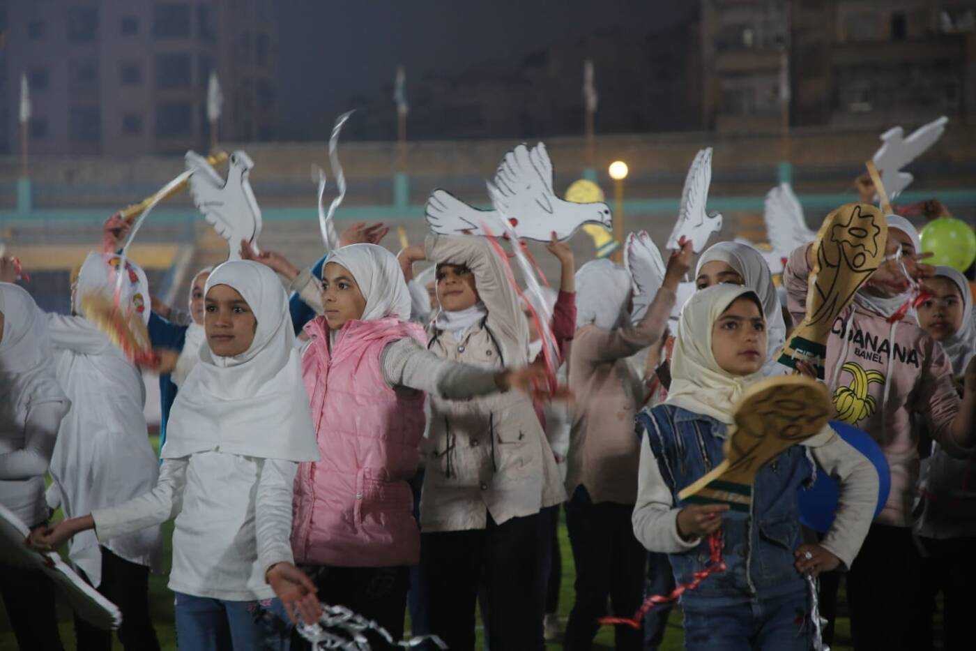 فتيات شاركن في افتتاحية كأس العالم للمخيمات بإدلب، وهنّ من ضمن 320 طفلاً مشاركاً في الفعاليات، 20/ 11/ 2022 (محمود حمزة)