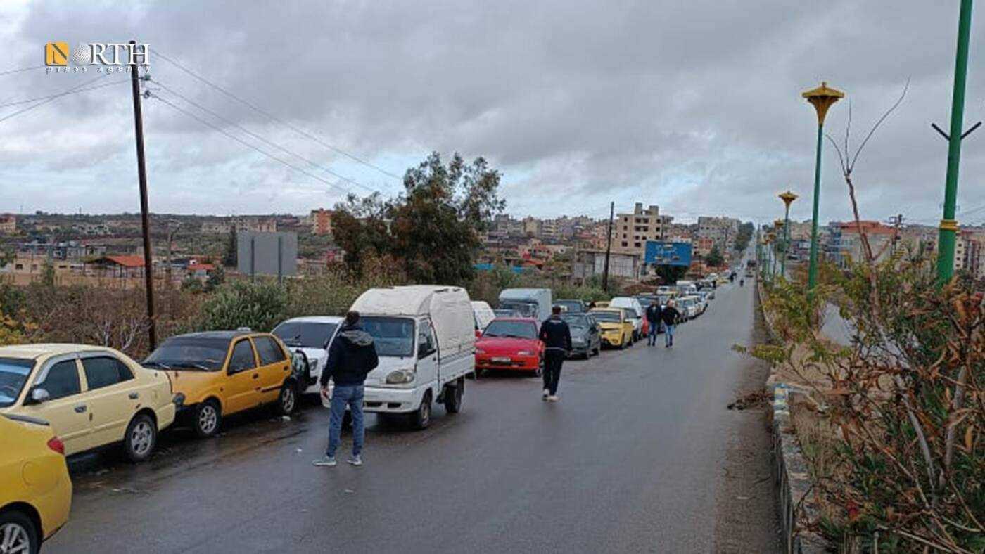 طابور طويل من السيارات، التي تنتظر أمام إحدى محطات الوقود في مدينة السويداء جنوب سوريا، 26/ 11/ 2022 (نورث برس)