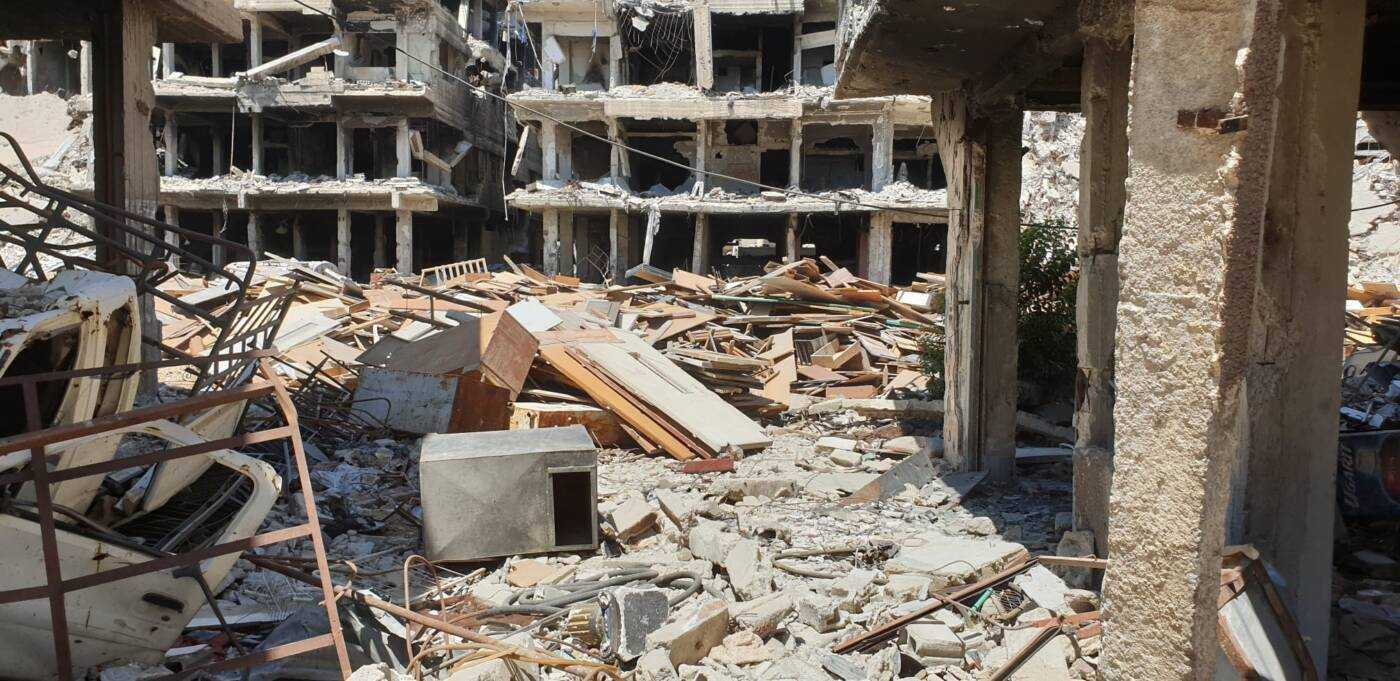أكوام من الخشب والحديد، التي تم جمعها من مباني مدمرة في شارع الثلاثين بمخيم اليرموك، تمهيداً لنقلها إلى خارج المخيم، 01/ 02/ 2023 (أمل الدمشقي/ سوريا على طول)