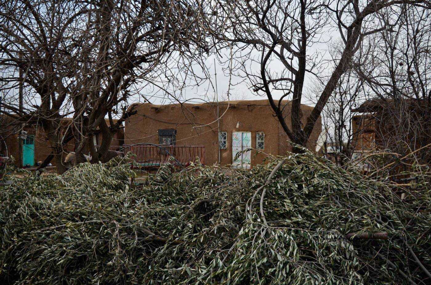 بيوت الطين والتبن في قرية كازلاخوخ الإيزيدية بريف عامودا، شمال شرق سوريا، 06/  02/ 2023 (ليز موفة/ سوريا على طول)