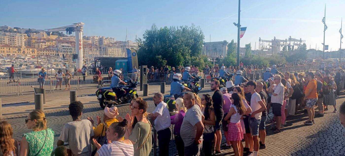 موكب للشرطة يجوب منطقة ميناء "فيو" بمرسيليا، في "يوم الباستيل"، بعد أسبوعين من المظاهرات التي عمَّت المدينة احتجاجاً على قتل الشرطة لنائل مرزوق، 17 عاماً، في إحدى ضواحي باريس، 14/ 07/ 2023 (ناتاشا دانون/ سوريا على طول). 