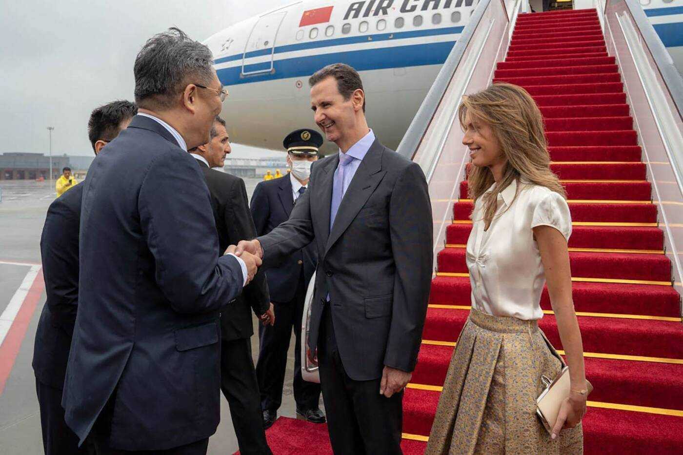 Syrian President Bashar al-Assad and First Lady Asma al-Assad are greeted as they arrive in China’s eastern city of Huangzhou for the first state visit in nearly 20 years, 21/9/2023 (AFP Photo/Ho/SANA)