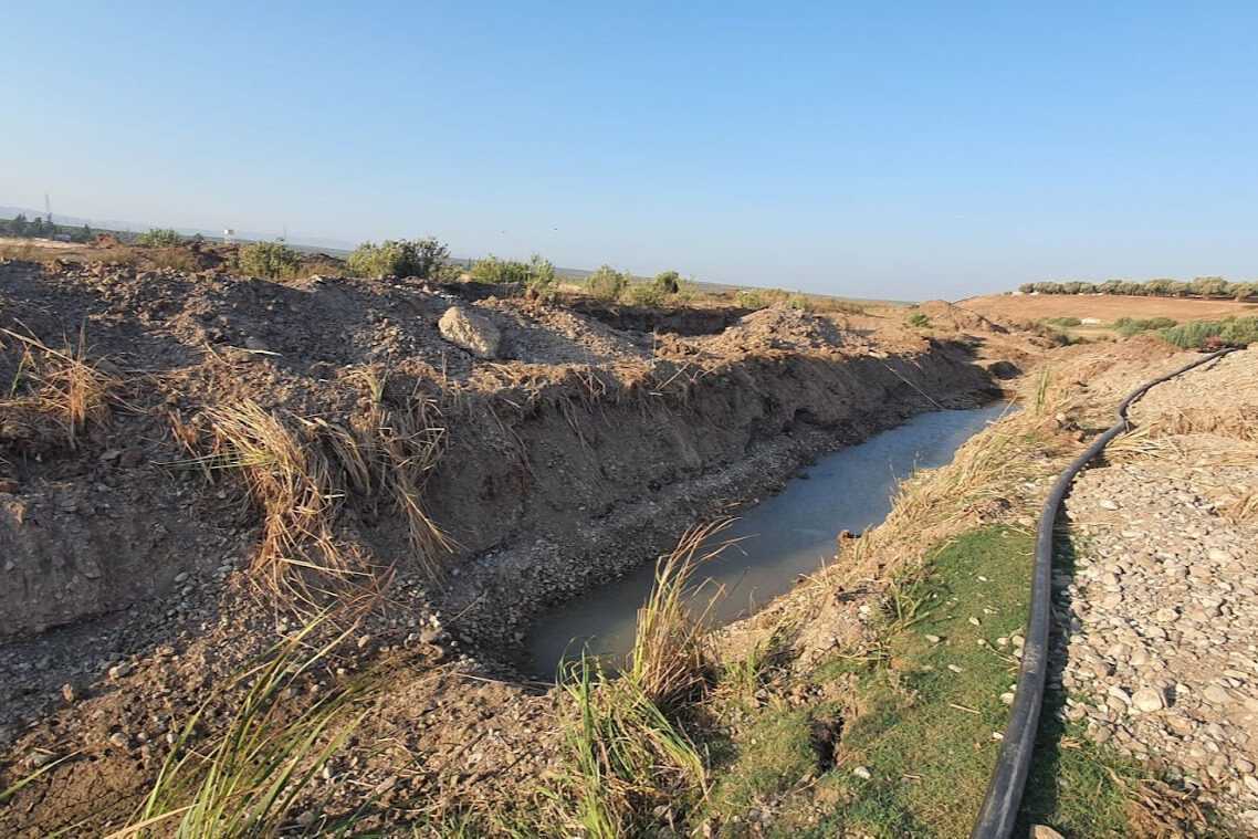 A hole dug by a farmer to collect water in the Afrin River bed, 19/8/2023