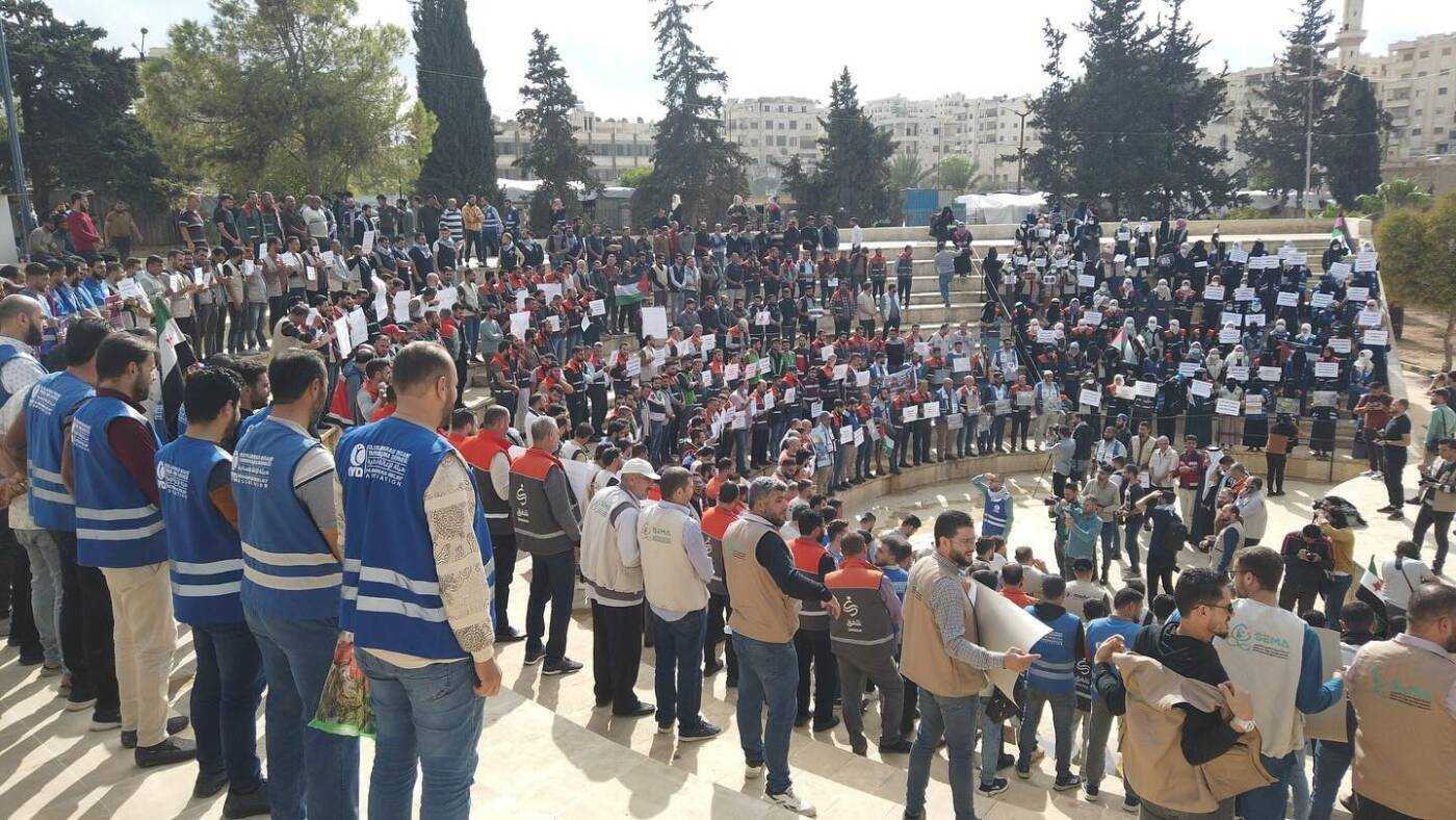 Humanitarian workers in Syria’s northwestern Idlib province demonstrate in solidarity with Gaza, 19/10/2023 (Insan Charity Organization)