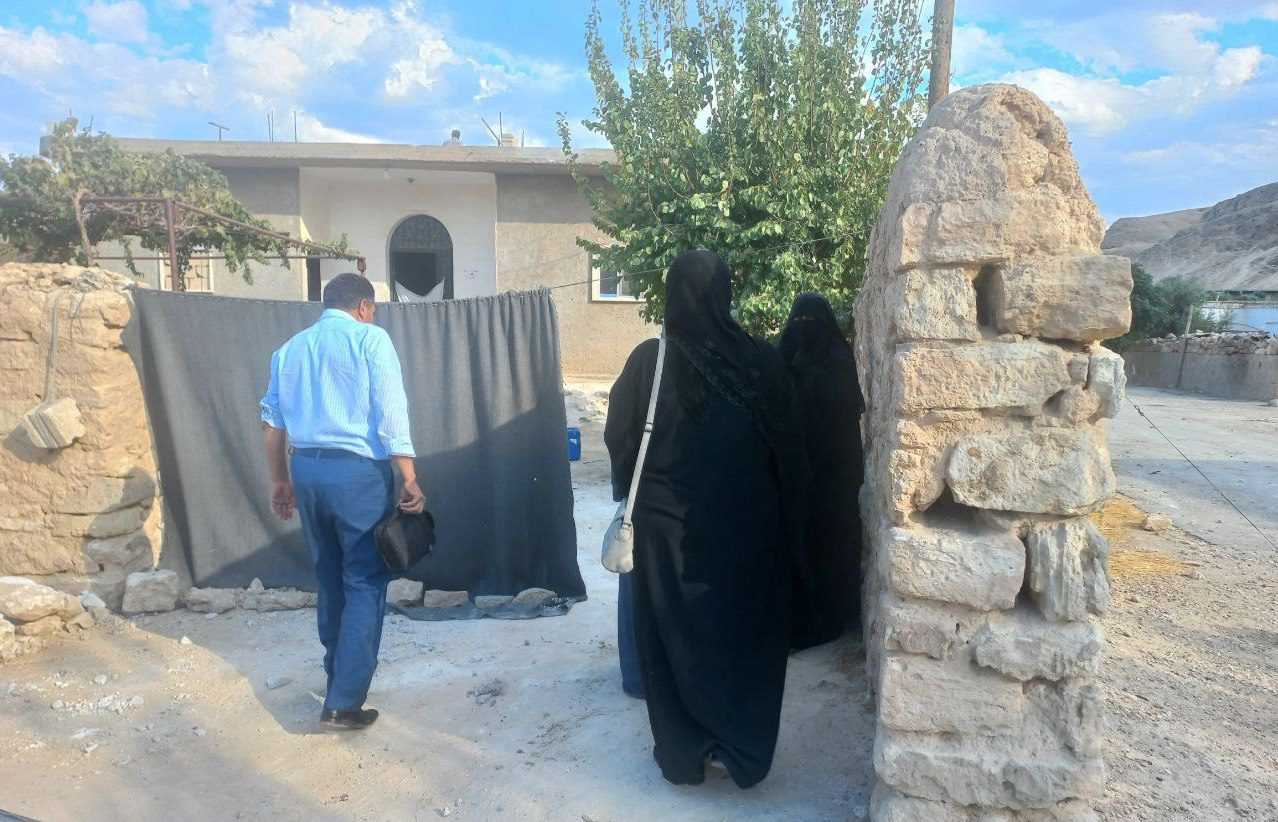 أعضاء في لجان حل النزاع أثناء زيارة ميدانية لإحدى العائدات من مخيم الهول إلى مدينة الرقة، 18/ 10/ 2023، (شباب أوكسجين) Members of Raqqa’s conflict resolution committees visit a woman who returned to Raqqa city from al-Hol camp, 18/10/2023 (Oxygen Shabab)