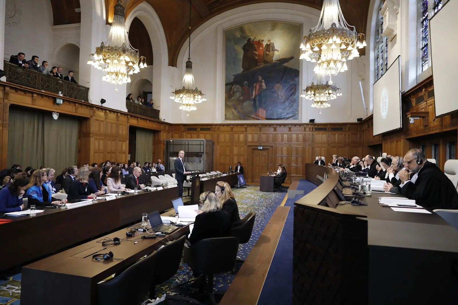 ممثلو حكومتي كندا وهولندا يقدمون مرافعتهم الشفهية خلال الجلسة الأولى للقضية التاريخية ضد سوريا بشأن التعذيب أمام محكمة العدل الدولية، التي لم تحضرها دمشق، 10/ 10/ 2023، (محكمة العدل الدولية)