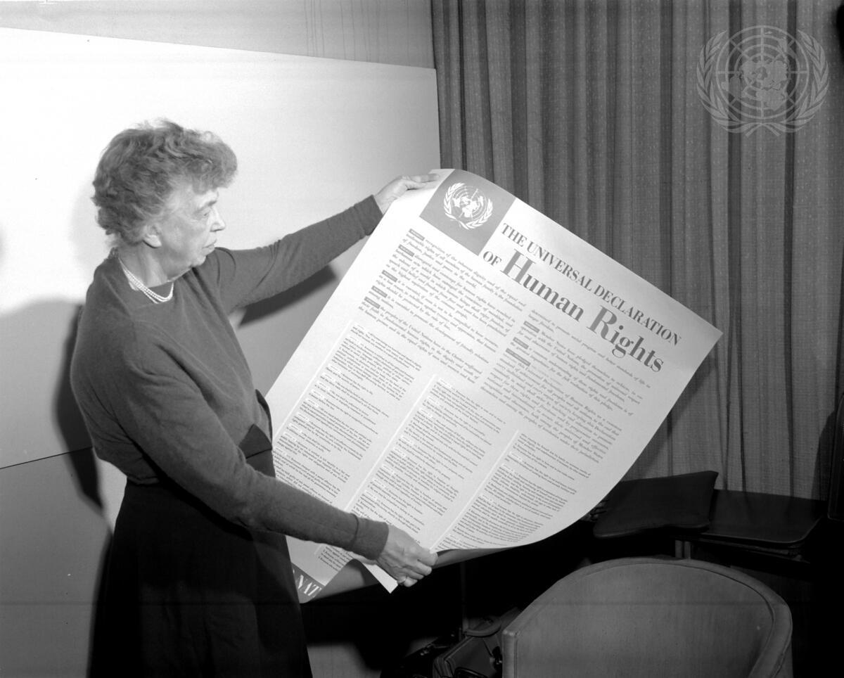 إليانور روزفلت، السيدة الأولى للولايات المتحدة من 1933 إلى 1945، تحمل ملصق الإعلان العالمي لحقوق الإنسان، 1949 (صور الأمم المتحدة)