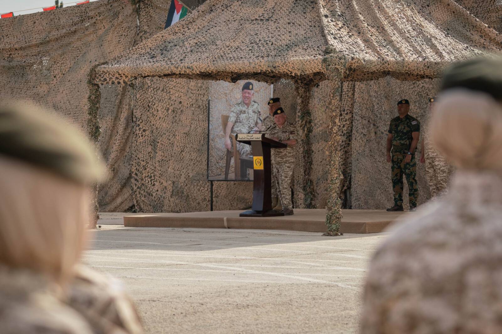 الملك الأردني عبد الله الثاني يلقي كلمة خلال زيارته لقيادة المنطقة العسكرية الشرقية للجيش الأردني، 17/ 01/ 2024، (القوات المسلحة الأردنية)