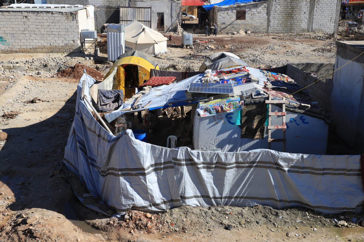 خيمة علا العلوش في جنديرس، نُصبت في موقع منزلها الذي دمره زلزال السادس من شباط/ فبراير من العام الماضي، 27/ 01/ 2024، (عبد المجيد القرح/ سوريا على طول)