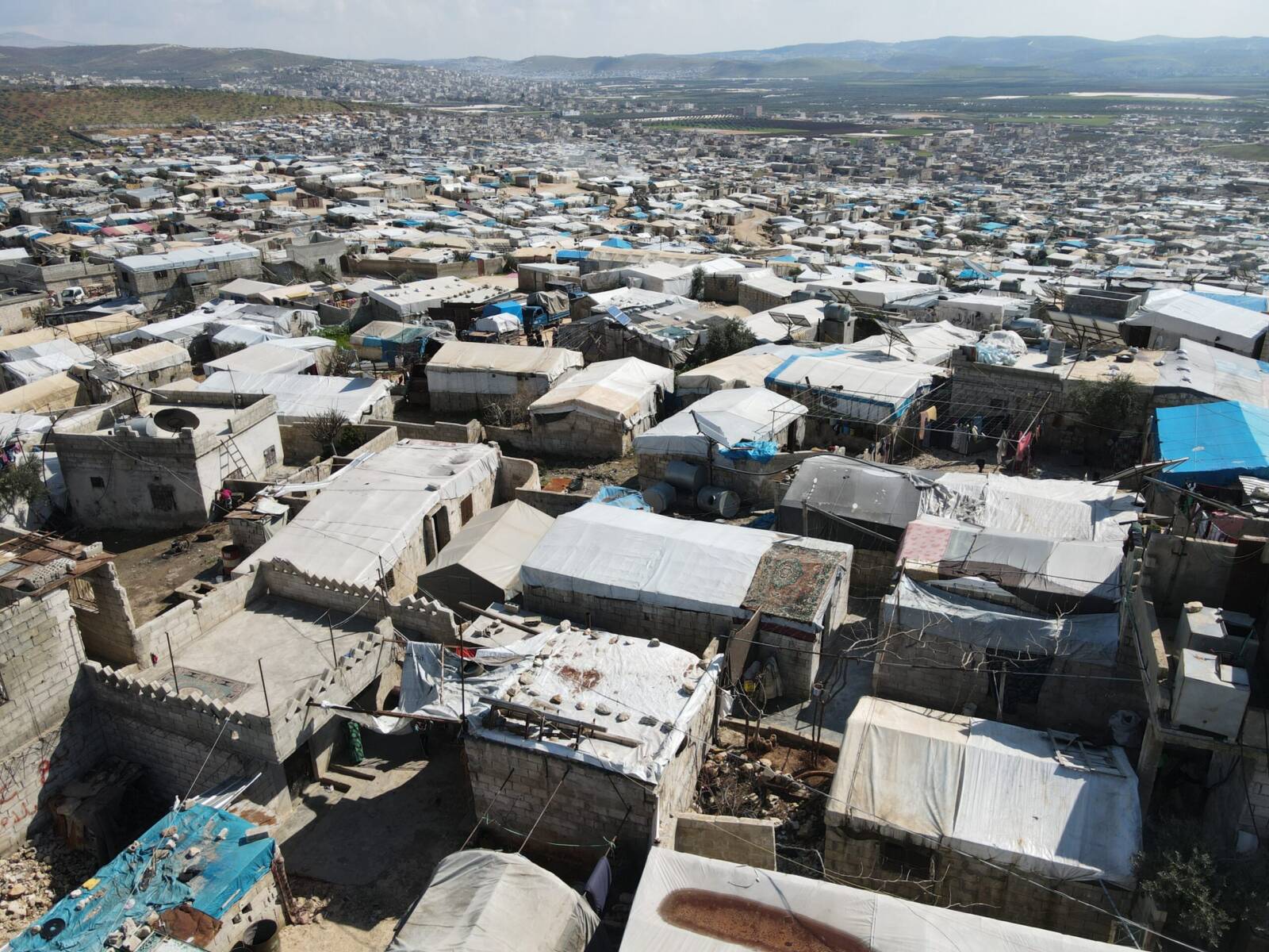 صورة جوية لمخيم الجزيرة في منطقة أطمة على الحدود التركية، 10/ 03 /2024 (عبد المجيد القرح/ سوريا على طول)