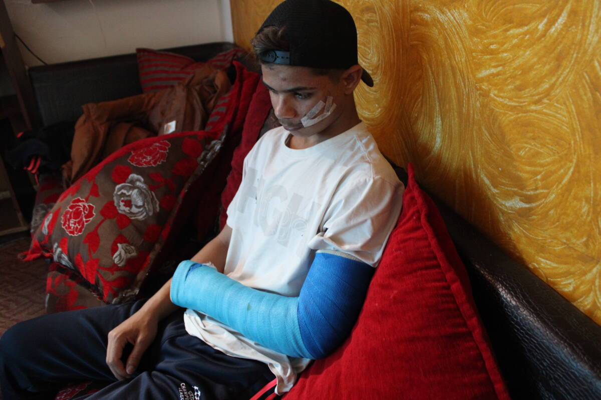 ربيع عثمان، يجلس في منزله بمخيم برج البراجنة في بيروت، 27/ 02/ 2024، (هانا ديفيس/ سوريا على طول)
