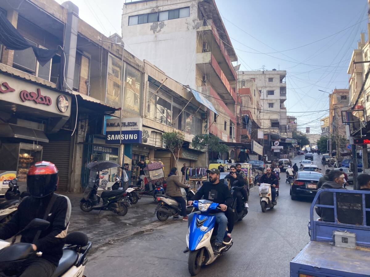 أحد شوارع برج البراجنة في بيروت يعج بالدراجات النارية والبخارية، 27/ 02/ 2024، (هانا ديفيس/ سوريا على طول)