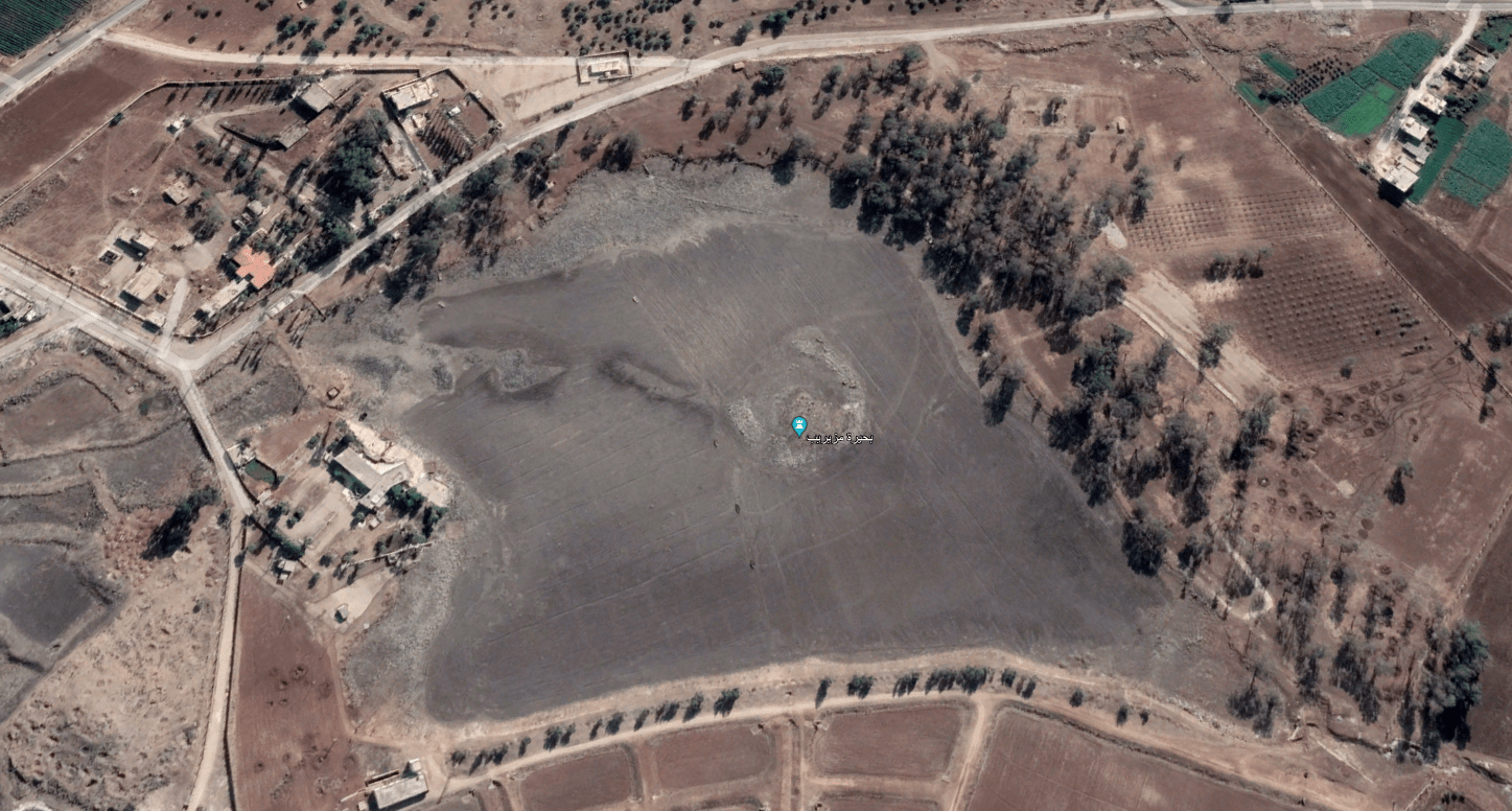 Satellite images show that a number of trees surrounding the al-Muzayrib Lake in western Daraa province were removed between October 2011 and November 2022. (Google Earth)