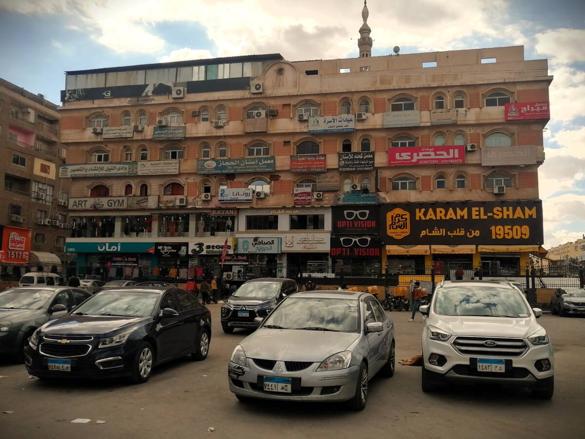 Karam el-Sham (at far right), a Syrian fast-food restaurant chain, has branches around Egypt, including in 6th of October city southwest of Cairo, 18/02/2024 (Lyse Mauvais/Syria Direct)
