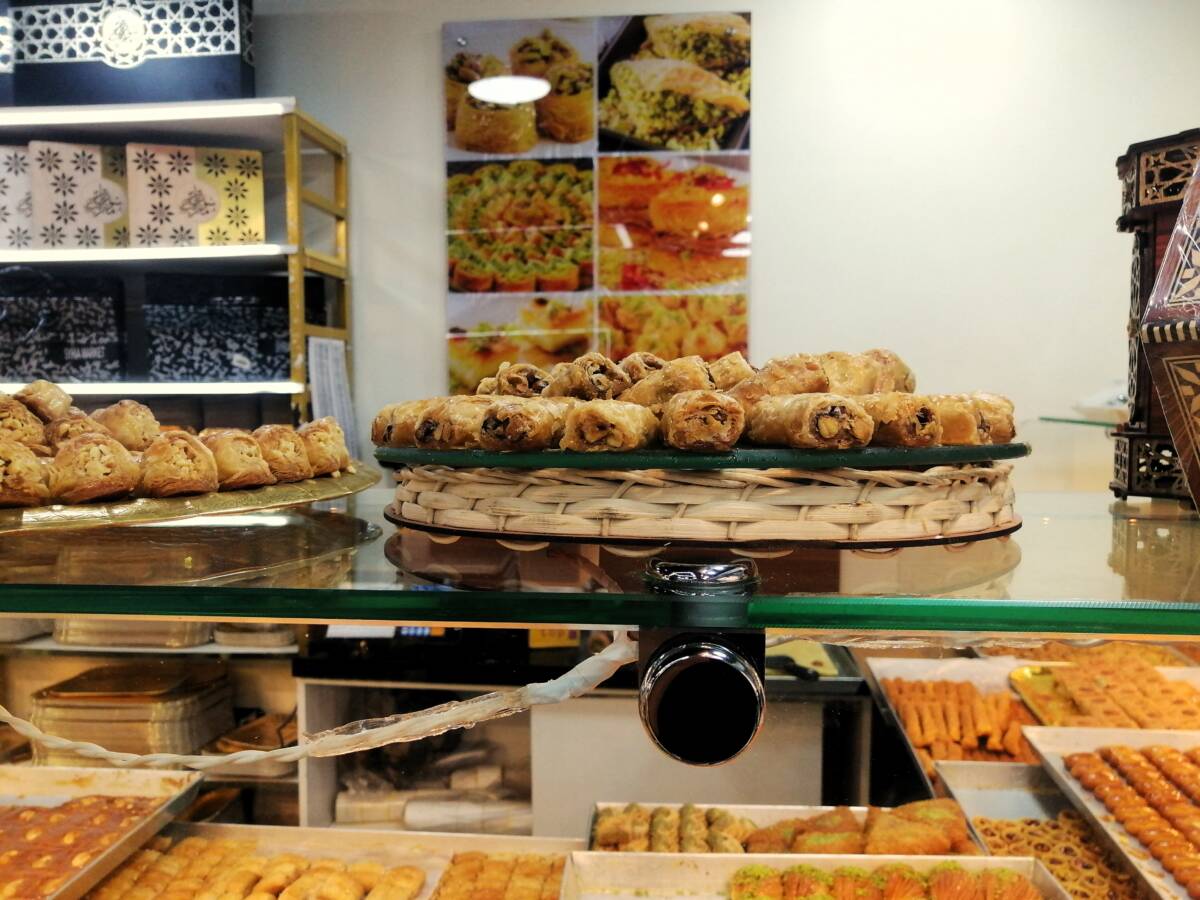Pastries and sweets for sale in a Syrian shop in Cairo’s southern neighborhood of Maadi, 17/03/2024 (Lyse Mauvais/Syria Direct)