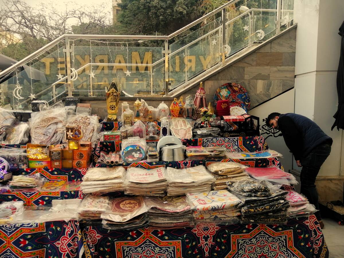 بائع يبيع زينة رمضان في سوبر ماركت "سوق سوريا" الواقع في حي المعادي جنوب القاهرة، 17/ 03/ 2024، (ليز موفة/ سوريا على طول)