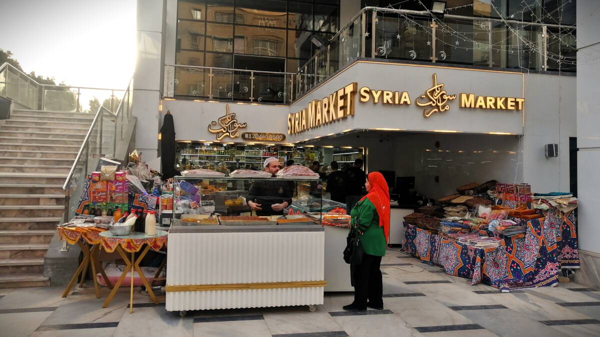سوبرماركت سورية تبيع المنتجات وحلويات سورية في حي المعادي جنوب القاهرة، 17/ 03/ 2024 (ليز موفة/ سوريا على طول)