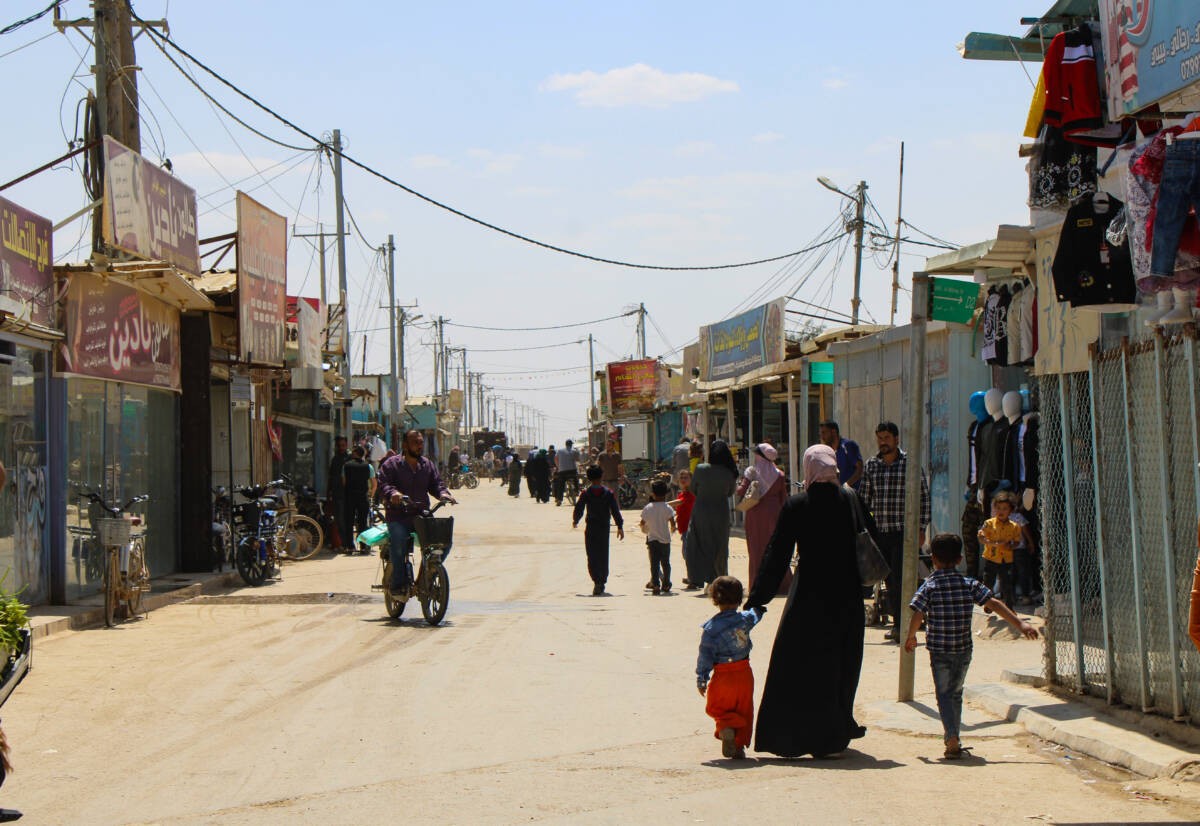 شارع "الشام إليزيه"، اسم يجمع الاسم الآخر لدمشق وشارع الشانزليزيه الباريسي، في مخيم الزعتري- الأردن، 03 / 04/ 2024 (هانا ديفيس/ سوريا على طول)