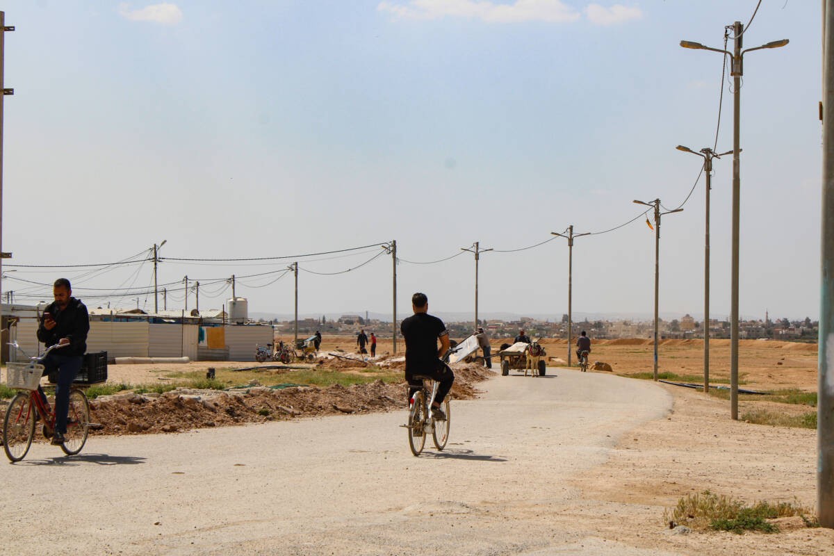 A street that wraps around the perimeter of Zaatari refugee camp in northern Jordan, 3/4/2024 (Hanna Davis/ Syria Direct)