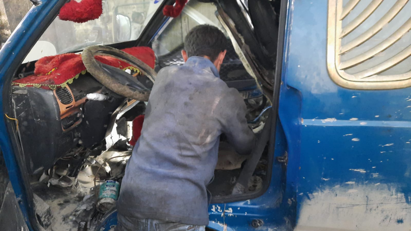 الطفل عبد الرزاق الزعيم يزاول عمله في ورشة لصيانة السيارات بمدينة الباب في ريف حلب، 02/ 03/ 2024، (سوريا على طول)