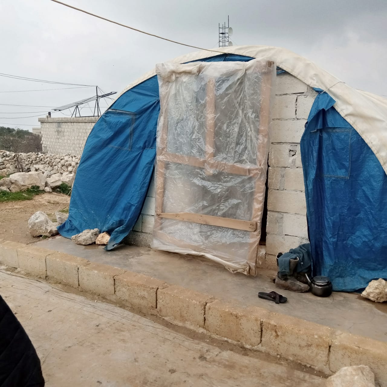 The tent where Umm Abdo’s displaced family of 10 lives near the village of al-Hosn in the northern Idlib countryside, 17/2/2024 (Syria Direct)