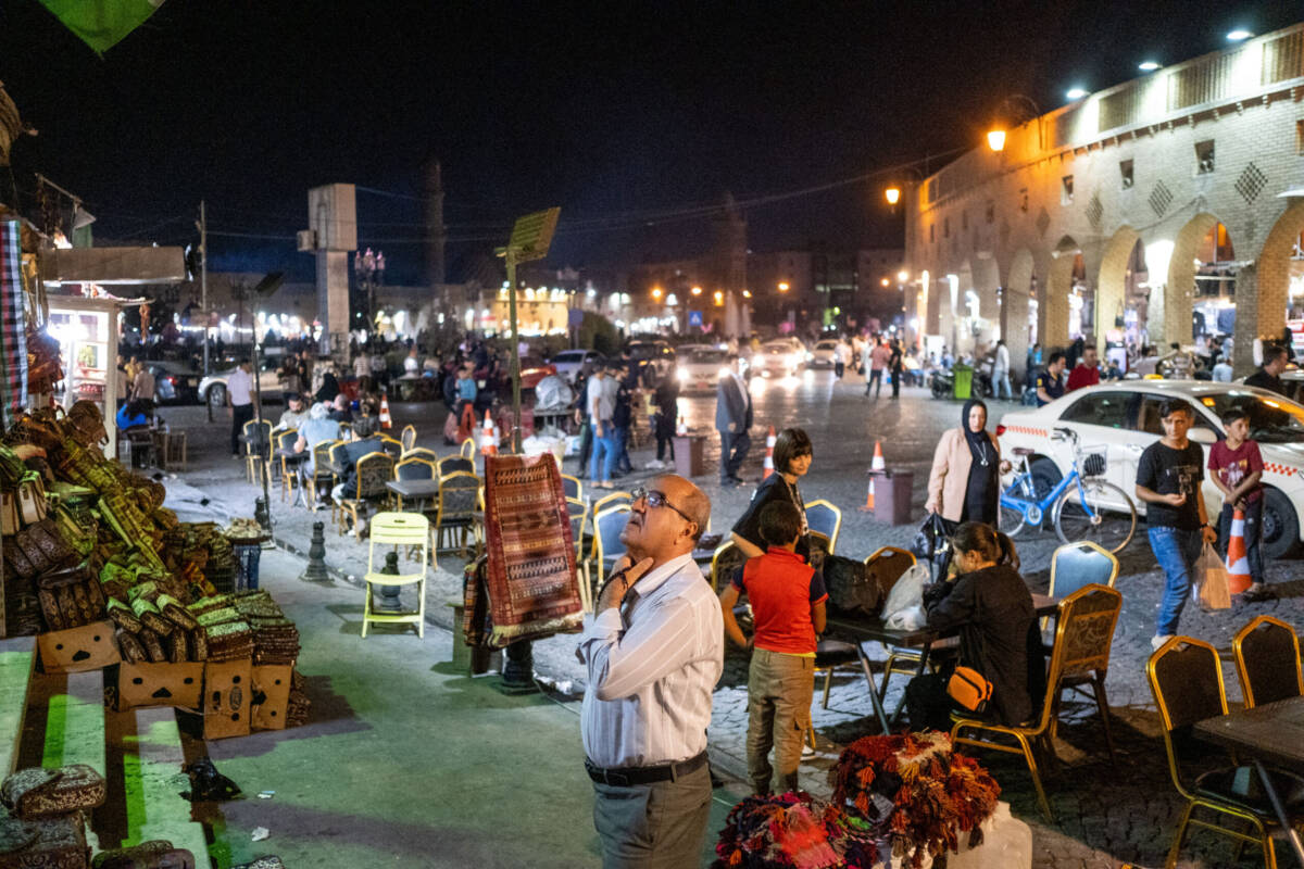 صورة ليلية من أحد أسواق مدينة أربيل، عاصمة كردستان العراق، 15/ 10/ 2022، (أ ف ب)