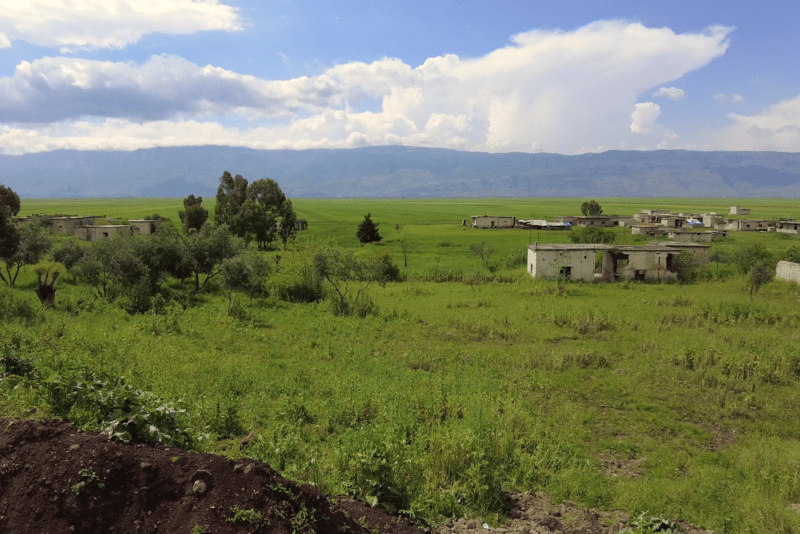 Farmland in Syria’s northwestern Sahl al-Ghab lies below mountains where Syrian regime forces are stationed, 10/5/2024 (Abdul Razzaq al-Shami/Syria Direct)
