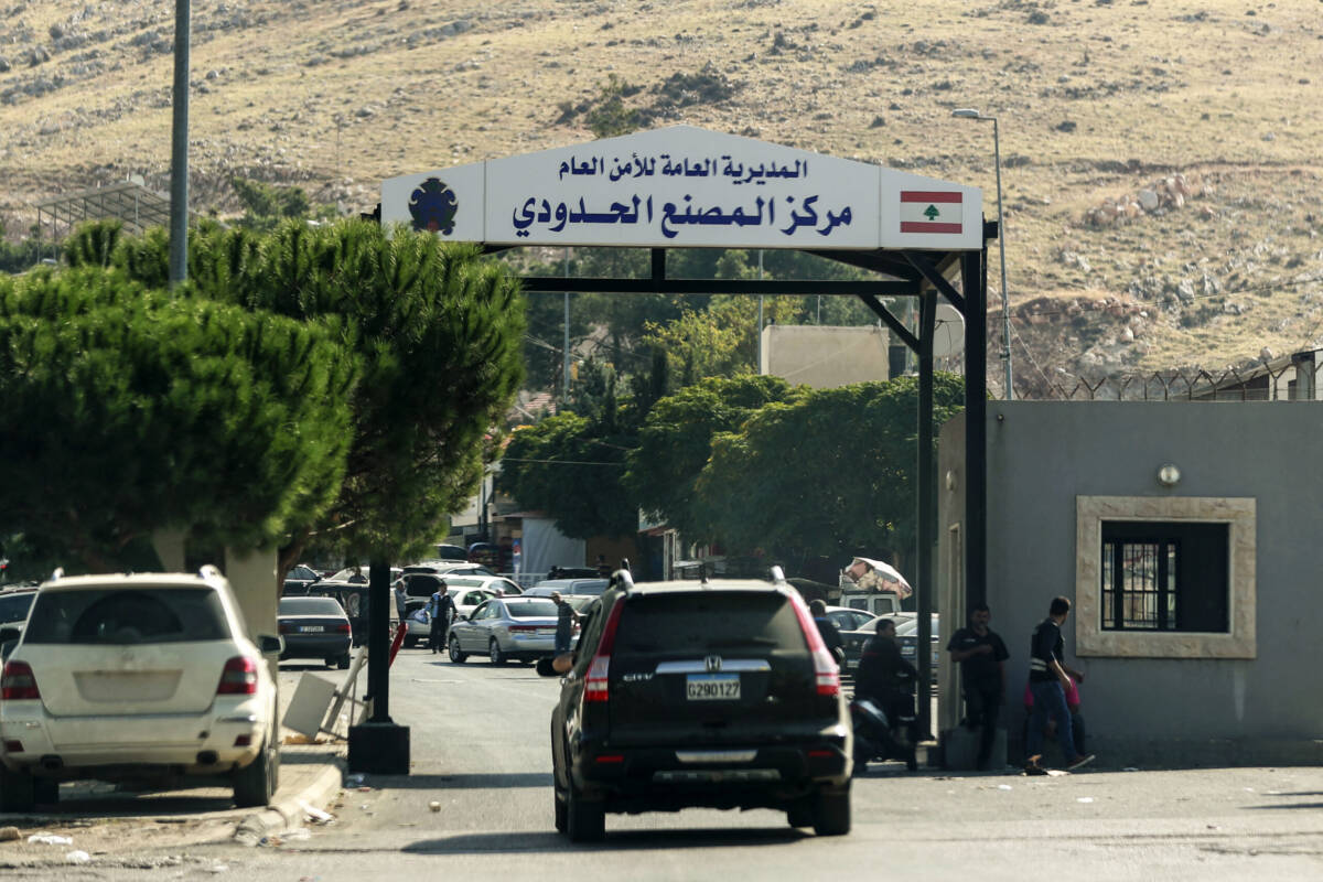 سيارة متجهة من لبنان إلى سوريا، عبر معبر المصنع الحدودي، 02/ 11/ 2024، (أ ف ب)
